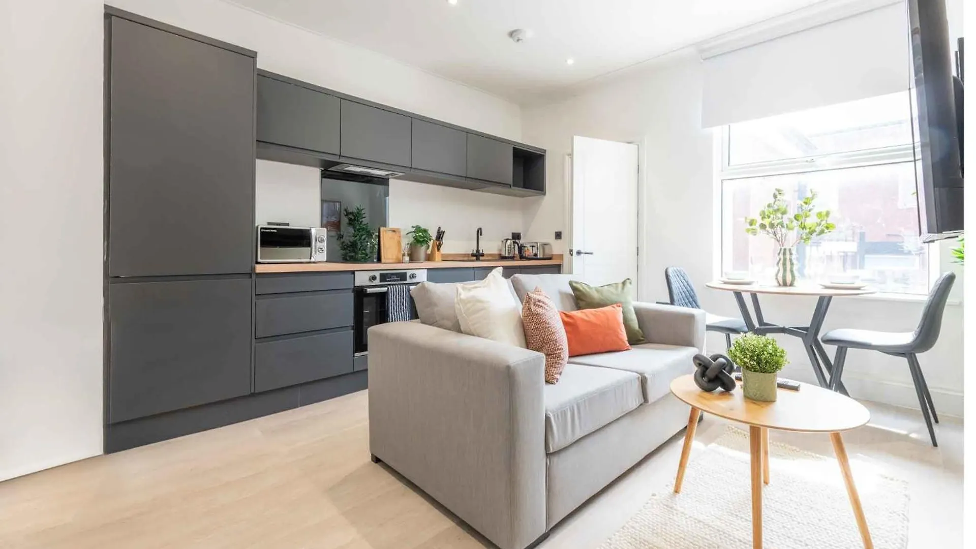 Modern 1 Bedroom Flat Near Leeds City With Free Parking, Ideal For Contractors & Long Stays - Nordstay