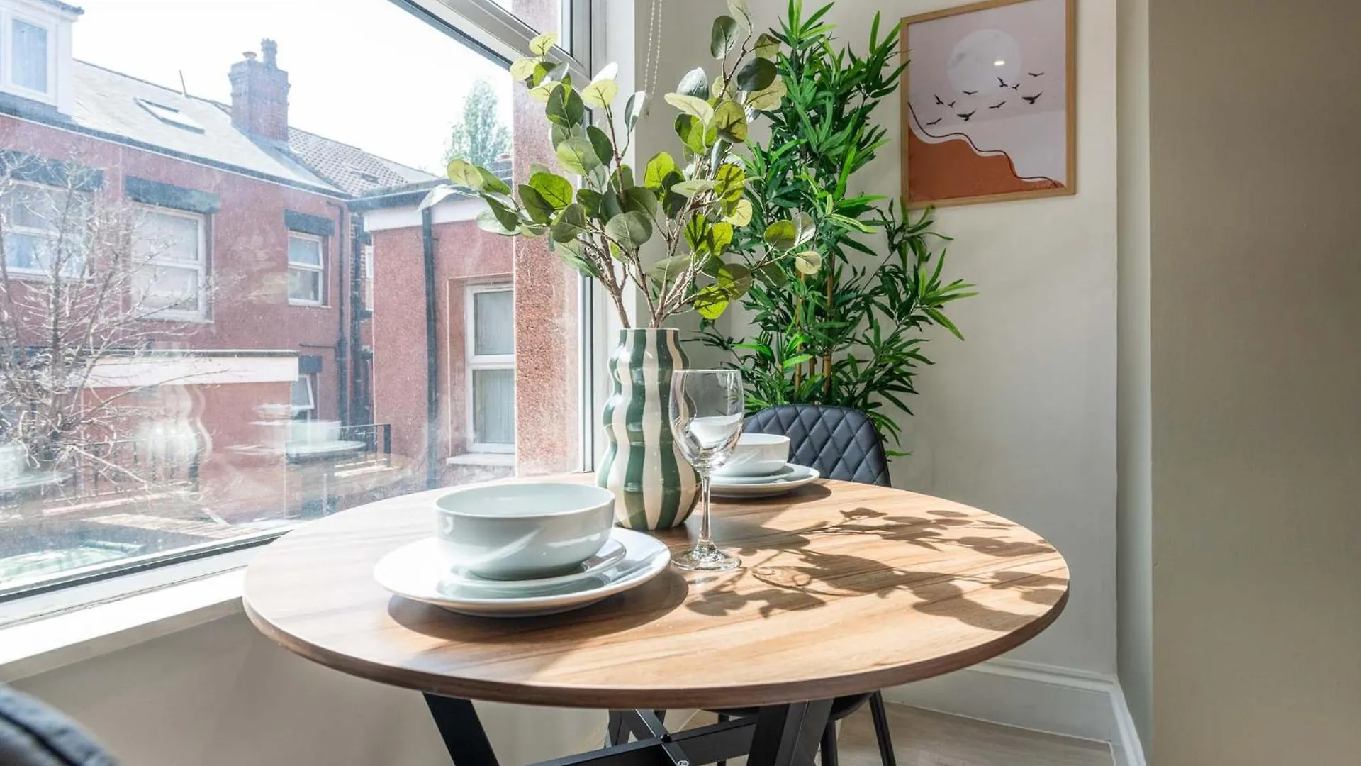 Modern 1 Bedroom Flat Near Leeds City With Free Parking, Ideal For Contractors & Long Stays - Nordstay