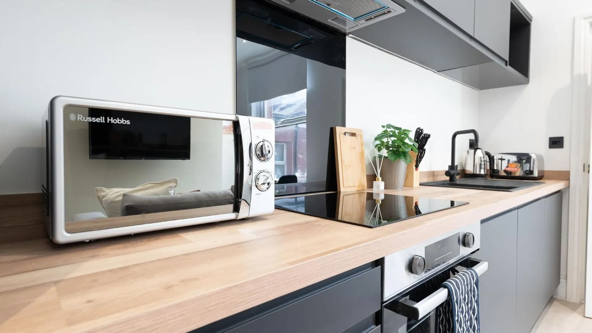 Modern 1 Bedroom Flat Near Leeds City With Free Parking, Ideal For Contractors & Long Stays - Nordstay 0*, Leeds (West Yorkshire)